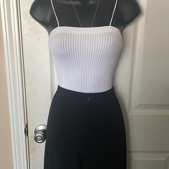 Good Condition Banana Republic Black Pleated Ankle-Length Work Slacks: Size M. - Picture 4 of 8